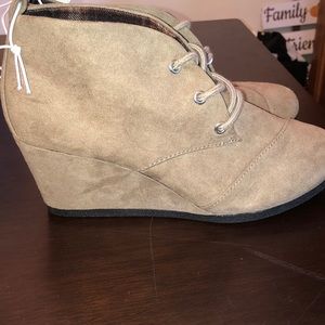 Attention wedges. size 8. Taupe